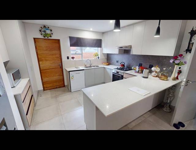 3 BEDROOM TOWNHOUSE FOR SALE IN GEORGE SOUTH